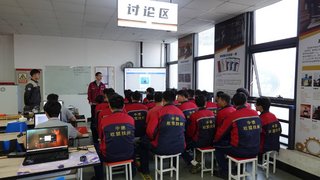 Blick in den Ausbildungsbetrieb, mehrere chinesische Männer an PCs. 