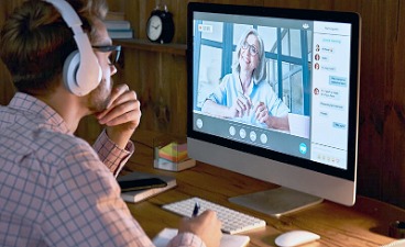 Teaserbild: Mann mit Kopfhörern vor dem PC bei einer virtuellen Lerneinheit
