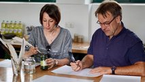 Foto von zwei Kollegen beim Schreiben mit Feder und Tinte