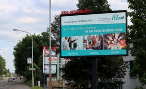 Dargestellt ist die digitale Werbetafel in Dessau, auf der Werbung der FAW geschaltet ist.