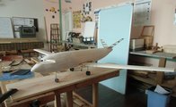 Galeriebild: Das Hybridflugzeugmodell aus Holz auf dem Werkstatttisch