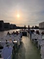 Foto vom beginnenden Sonnenuntergang über der Spree vom Oberdeck auf die Teilnehmenden fotografiert. 