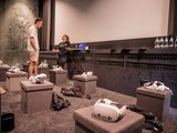 Fachtagung Depression Foto: Zwei Personen unterhalten sich, daneben auf Hockern mehrere Virtual Reality Brillen.
