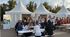 Geselliges Beisammensein nach dem Lauf Foto: die beiden Teams beim gemeinsamen Feiern auf dem Olympischen Platz