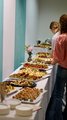 40 Jahre faw und 25 Jahre faw in Cottbus Foto vom Buffet zum Tag der offenen Tür. Rechts im Bild sind zwei Frauen von hinten zu sehen.