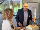 Hans Wallrath (Leiter der faw Mainz) und Ute Casper (stellvertretende Leiterin der faw Mainz) mit einer Torte anlässlich des 40-jährigen Jubiläums der faw