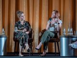 Fachtagung Depression Foto von Anne Schiwek im Gespräch mit Nadine Menard auf dem Podium