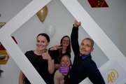Fotobox Bild von 3 Frauen  und einem Mann mit Polaroidrahmen und lustigen Accessoires