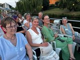 Foto einer feiernden Gruppe von ca. zehn Personen auf dem Oberdeck des Schiffes.