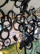 Ausstellungsstücke, Fahrräder hängen im Pavillon Zweiradmechanik