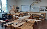 Galeriebild: Das Hybridflugzeugmodell aus Holz auf dem Werkstatttisch