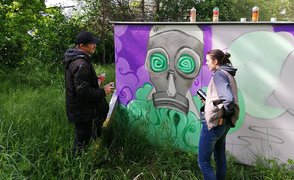 Grauer Kopf zwei Personen Graffiti