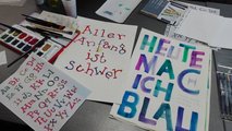 Ergebnisse Kalligraphieprojekt (Jena) Schönschreibkunstwerke liegen auf einem Tisch