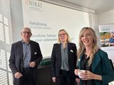 Referent Wolfgang Kühne mit Haike Schröpfer und Siegrid Gollasch beim RehaDialog der faw in Chemnitz im März 2025