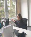 Ansprechpartnerin der FAW kommuniziert per Gebärdensprache.