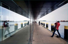 Fotogalerie: Fotograf spiegelt sich in einer Fensterwand am Hafen