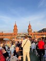 Foto vom Oberdeck während der Schifffahrt: Feiernde teilweise beim Fotografieren der Stadt.