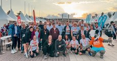 Gruppenfoto nach dem Lauf Foto: Das Team von faw und BTZ im Abendlicht und Stadion mit Maskottchen der DAK
