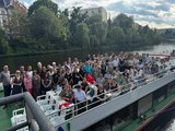 Gruppenfoto aller Teilnehmenden der Jubiläums-Schifffahrt auf dem Oberdeck des Schiffes.