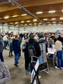 Foto vom Markt der Möglichkeiten: Zahlreiche Besucher*innen in der Messehalle.