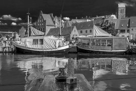 Fotogalerie: Schwarz-Weiß-Foto, Schiffe im Hafen von Wismar.