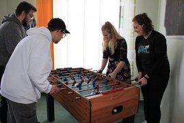 Vier Tischkickerspieler*innen bei Next Level in Cottbus