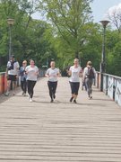 Teaserbild: Mehrere Läufer*innen auf einer Brücke 