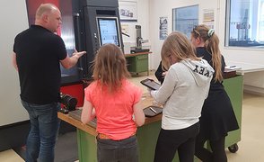Teilnehmerinnen zum Girls'Day in der CNC-Werkstatt