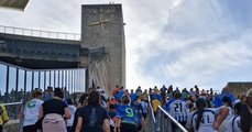 Nach dem Ziel kam der Aufstieg Foto: Viele Treppen mit vielen sportlichen Menschen auf dem Weg nach oben