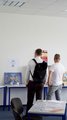 40 Jahre faw und 25 Jahre faw in Cottbus Foto vom Tag der offenen Tür zum 40- bzw. 25-jährigen Jubiläum: Zwei Männer betrachten einen Stand.