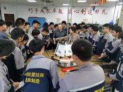 Mitarbeiter des AZ Zwickau umringt von chinesischen Auszubildenden