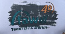 Wortbildmarke Team BTZ Berlin Foto: Rückseite vom Laufshirt mit Collage 40 Jahre faw und Skyline von Berlin