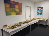 Foto: Auf drei Tischen die über Eck stehen ist ein Buffet mit Fingerfood aufgebaut. 