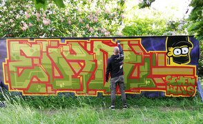 Sprayer arbeitet an einer Wand