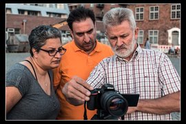 Bildergalerie: Drei Personen schauen während des Stadtrundgang auf das Display einer Kamera