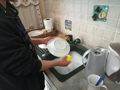 Galeriebild: Junge Person macht den Abwasch
