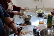 Foto: Zwei Teilnehmende des Kompakt Stufenmodelles in der faw in Dresden beim Kochen im Rahmen der Berufsfelderkundung Küche