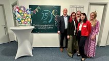 40 Jahre faw und 25 Jahre faw in Cottbus Gruppenfoto des Leitungsteams der faw Cottbus. Daneben ein feierlich gestalteter Korb mit Papierblumen auf einem Stehtisch.
