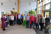 Gruppenbild mit Akademieleitung der FAW Cottbus und vielen weiteren Mensch