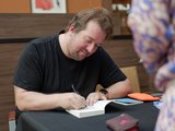 Fachtagung Depression Foto von Tobi Katze beim Signieren eines seiner Bücher