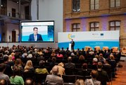 Bundesarbeitsminister Hubertus Heil stehend am Podium bei seiner Rede vor den Publikumsreihen sowie auf einer Großleinwand.