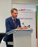 Der Sächsische Ministerpräsident Michael Kretschmer spricht zu den Gästen