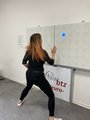 Eine Frau in Aktion am Quick Push-Board