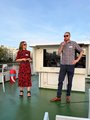 Foto von Geschäftsführerin Sabine Oberkirsch während der Rede von Geschäftsführer Andreas Weber am Mikrofon.