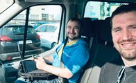 Galeriebild: Zwei Junge Männer sitzen in einem Transporter