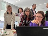 Rebekka Richter (faw Jena, Mitte) am Thementisch zum Therapiesystem RehaCom beim RehaDialog der faw in Chemnitz im März 2025