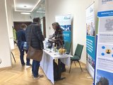 Galeriebild: Besucher*innen am FAW-Stand beim Long Covid-Kongress 