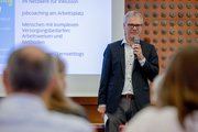 RehaDialog der faw in Köln Björn Hagen, Moderator der Veranstaltung und Leiter Fachbereich berufliche Rehabilitation