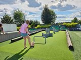 Sommerfest 2026 Mitarbeiterin beim Fußball-Flipper-Spiel