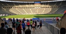 Einlauf ins Berliner Olympiastadion Foto: Vom Westtor ins Stadion mit Blick auf die großen Tribünen
